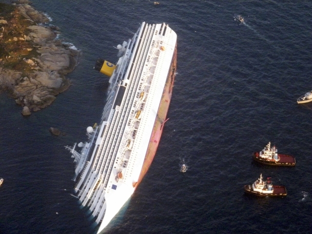 Naufragiul vasului Concordia: Operațiunile de căutare au fost blocate. Nava a început să se miște | VIDEO