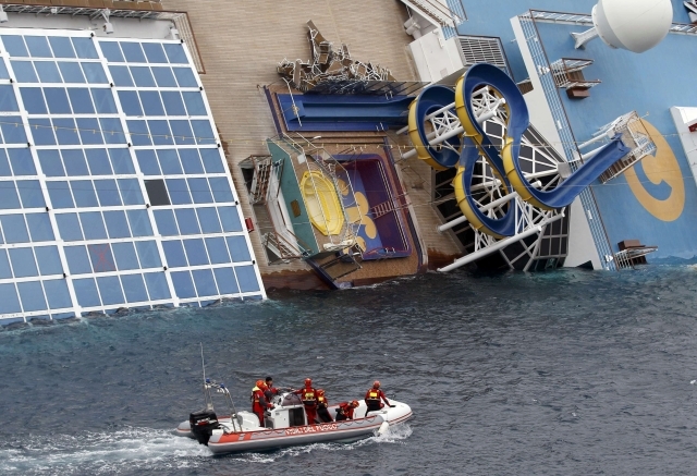 Nava Costa Concordia ar putea fi scoasă la suprafaţă cu ajutorul unor baloane uriaşe