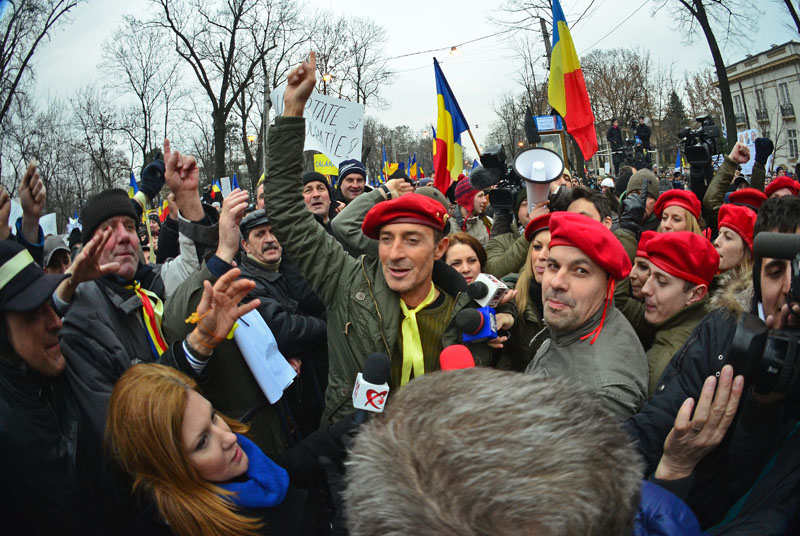 O femeie a fost lovită de unul dintre autocarele cu protestatari veniți din Constanța