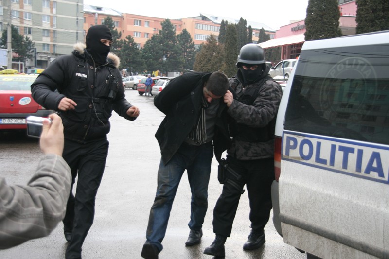 PACHET DE LA MĂMUŢA: Studenţii moldoveni ascund drogurile în borcanele cu murături