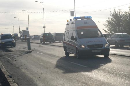 Pacientă în stare gravă, blocată o noapte în ambulanţă