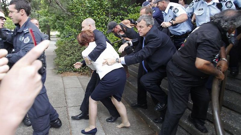 Premierul australian, Julia Gillard, salvată de poliţişti, din mijlocul protestatarilor | VIDEO