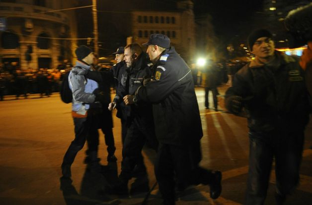 Protest în Piaţa Universităţii. Unul dintre jandarmii răniţi este în stare gravă