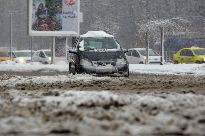 ROMÂNIA, sub zăpadă. Şoferii şi pasagerii sunt sfătuiţi să se retragă în adăposturi. VEZI drumurile pe unde NU SE CIRCULĂ din cauza viscolului