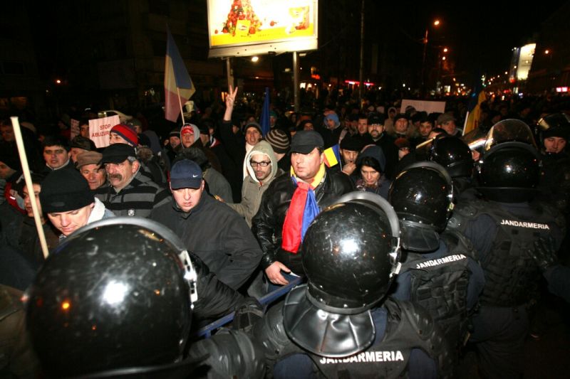 SUA fac un apel pentru evitarea violenţei în timpul manifestaţiilor din România