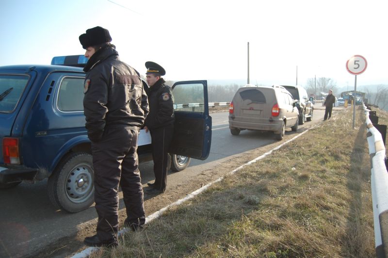 Tânăr moldovean împuşcat de un soldat rus. Proteste în faţa ambasadei Rusiei la Chişinău | VIDEO