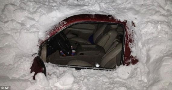Tânărul îngropat de viu în mașina acoperită de zăpadă era fiu de polițist. El a fost înmormântat ieri