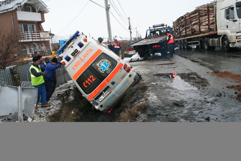 Trei răniţi: accident grav cu o ambulanţă la Râmnicu Vâlcea