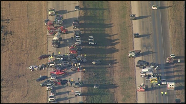 Un carambol cu 50 de maşini, pe o autostradă din Texas