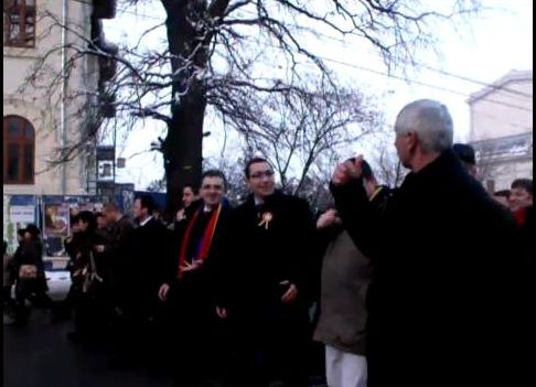 Victor Ponta, huiduit la Focșani. Oprișan l-a întâmpinat cu onoruri militare