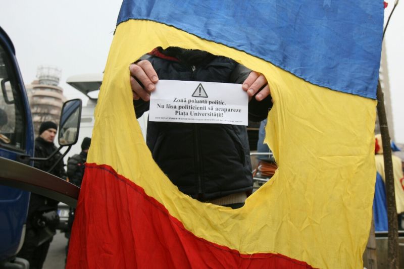 ZIUA A CINCEA. Protest în Piața Universității. Ludovic Orban, huiduit şi gonit de manifestanţi