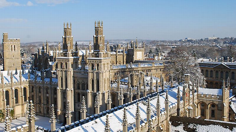 Absolvenţi ai prestigioasei Universităţi Oxford ajung ospătari sau barmani