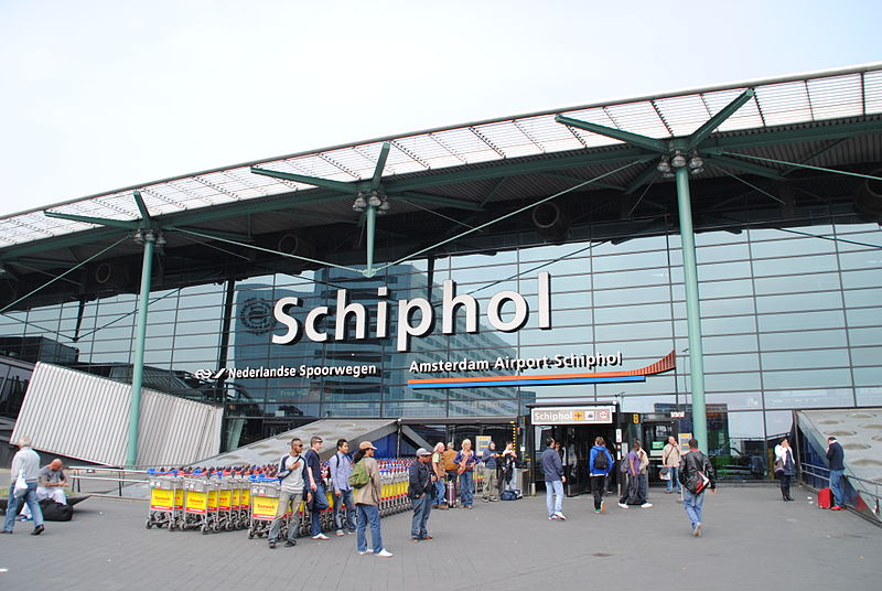 AMENINȚARE CU BOMBĂ. Poliţia a arestat un suspect, pe aeroportul Schiphol din Amsterdam