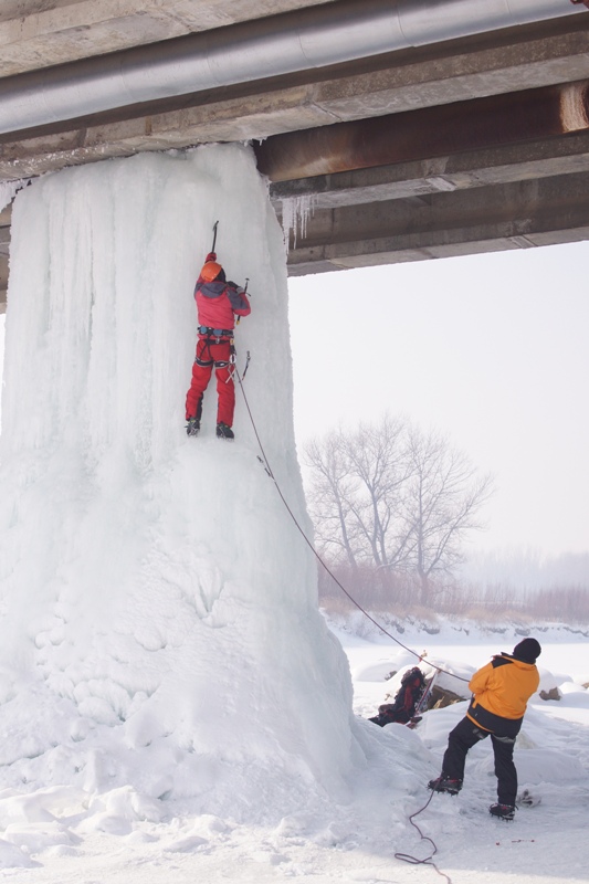Avariile din reţea nasc un nou sport extrem: alpinism pe conducta de gheaţă