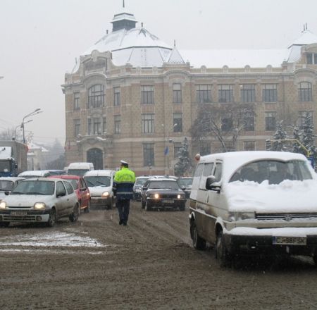 Borbely: Primarii ar fi trebuit să intervină mai prompt cu utilajele de deszăpezire, nu să aştepte ajutor de la centru