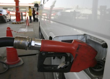 Câtă benzină îşi poate cumpăra românul de rând