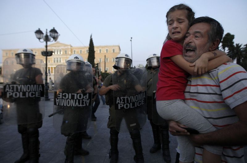 Ce sacrificii li se mai cer grecilor: reducerea salariului minim cu 200 de euro