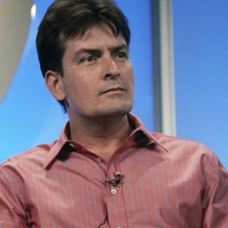 Charlie Sheen îl critică pe înlocuitorul său, Ashton Kutcher