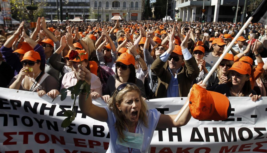 CIOCNIRI VIOLENTE LA Atena, în timpul manifestațiilor anti-austeritate