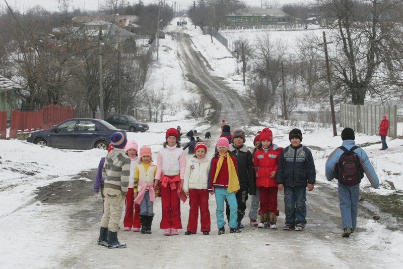 COPII TÂLHĂRIŢI. Trei adolescenţi le-au furat pachetele cu dulciuri