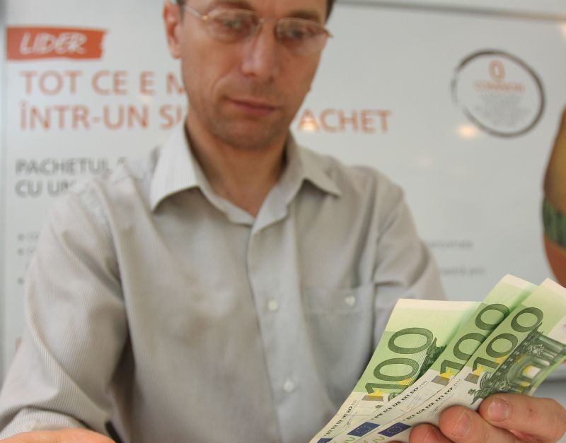Cum profită românii cu credite de pe urma crizei zonei euro