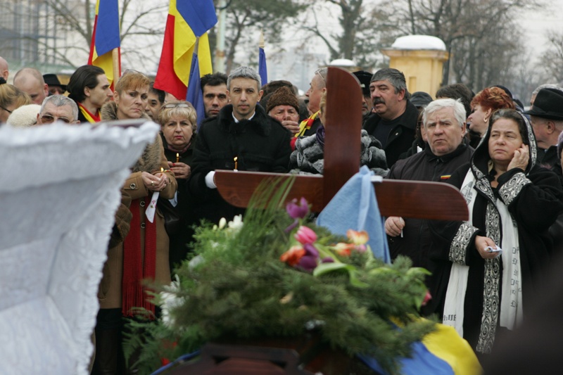 Dan Diaconescu: discurs electoral până şi la capul mortului. Care a fost mesajul pentru stafiile din cimitir