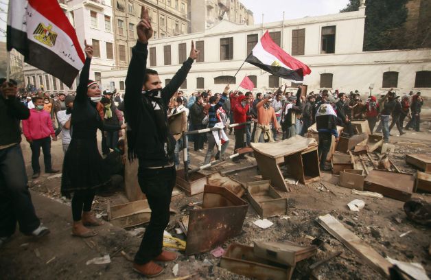 Egipt: ultraşii duc revoluţia mai departe