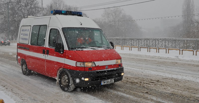 EPOCA DE GHEAŢĂ 2: O femeie a născut în mijlocul pustietăţii, asistată de medicul de pe Ambulanţă