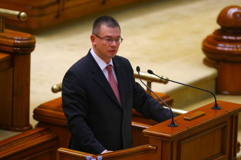 EXCLUSIV EVZ. Mihai Răzvan Ungureanu intră direct pe primul loc în topul încrederii românilor, cu 29%