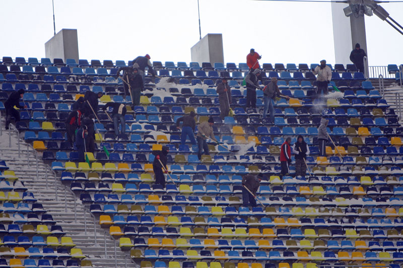 Gazonul de pe „Naţional Arena” arată jalnic. Tribunele, curățate de deținuți