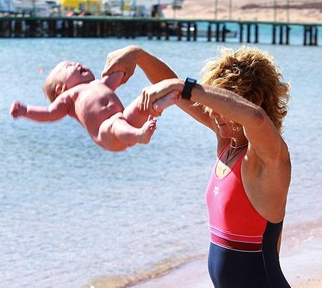 IMAGINI ŞOCANTE. Supune bebeluşii unor chinuri incredibile, dar susţine că face doar şedinţe de yoga | VIDEO