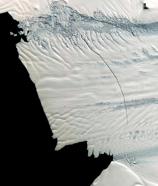 IMAGINI UIMITOARE. Un iceberg de mărimea New York-ului începe să se desprindă din Antarctica | VIDEO