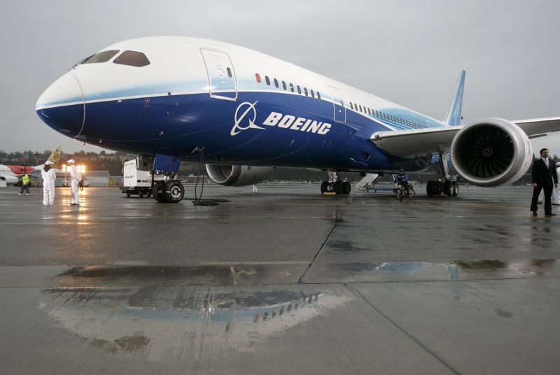 INEDIT. Boeing 787, scris pe cer