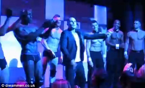 INEDIT. O şcoală a organizat un spectacol de STRIPTEASE MASCULIN pentru a strânge fonduri