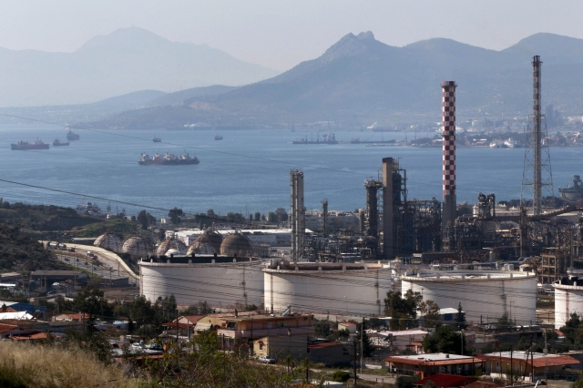 Iranul a suspendat exporturile de petrol către Grecia