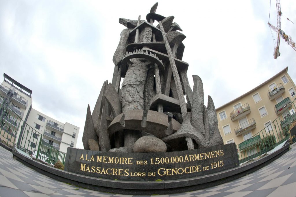 Legea care incriminează negarea genocidului armean în Franţa, declarată neconstituţională