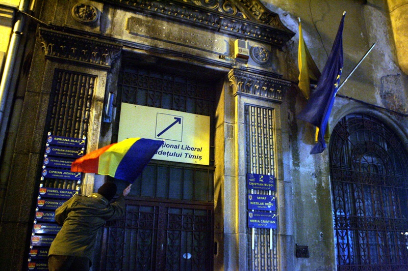 Liberalii prahoveni protestează la poarta lui Antonescu: "Crin, trezeşte-te!". Cum le-a "soluţionat" conducerea solicitările!