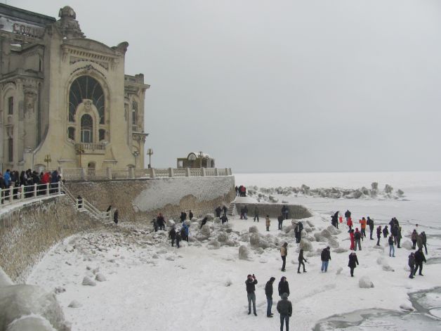 Litoralul Mării Negre, o imensă sculptură de gheață | IMAGINI SPECTACULOASE