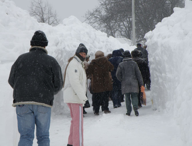 Localnicii din Vrancea și-au săpat tuneluri prin nămeți. VEZI cum arată un sat îngropat în zăpadă!