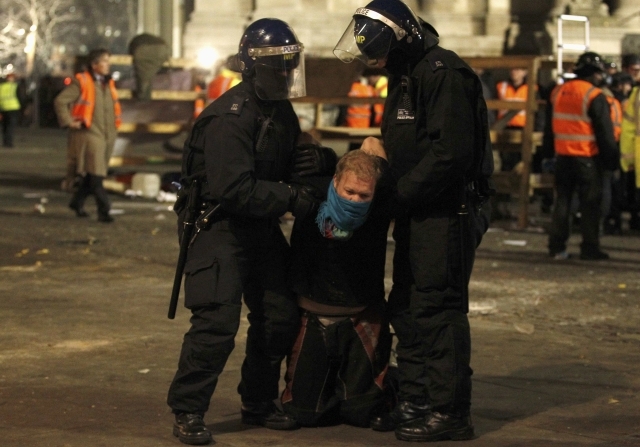 Londra: Tabăra Occupy London, evacuată cu forța de poliție. 20 de oameni au fost arestați