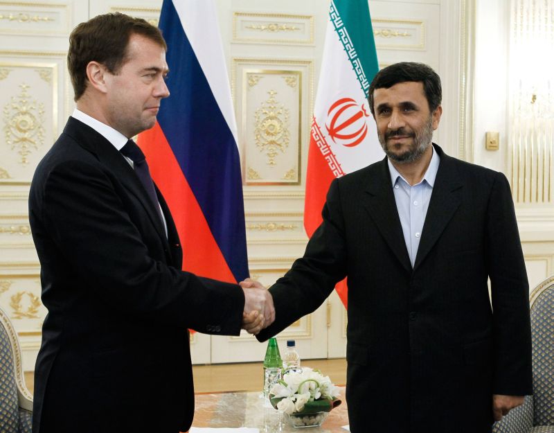 Medvedev, la telefon cu Ahmadinejad: nicio ingerinţă externă în Siria