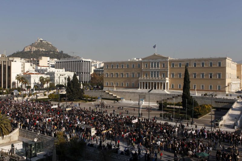 Mii de greci protestează faţă de măsurile de austeritate