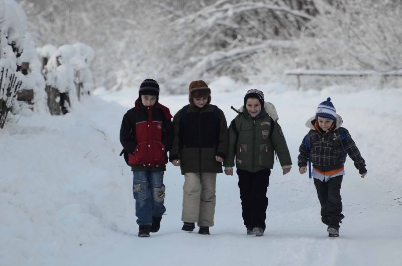 Născuţi în congelator: Fiii gerului fac 8 km pe zi la -18 grade Celsius