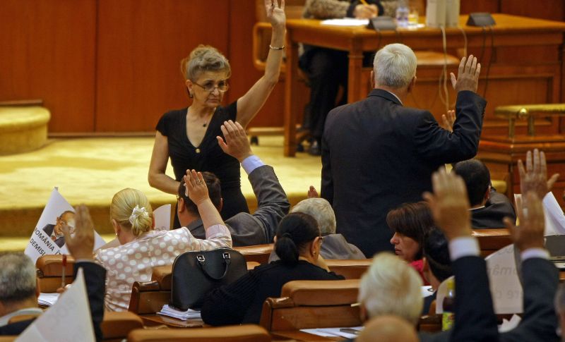 Noul guvern se strecoară prin Parlament