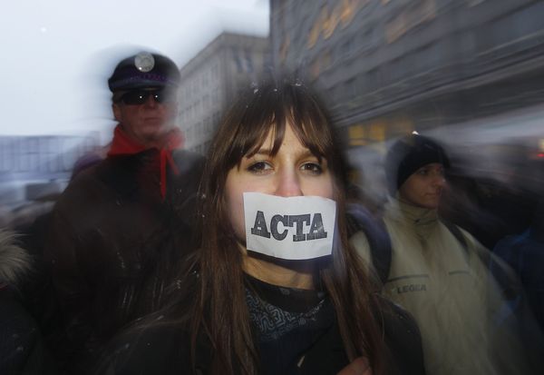 NU cenzurii pe internet. Comisia Europeană va sesiza Curtea de justiție a UE în cazul ACTA