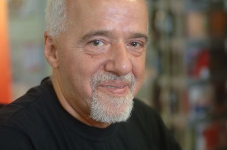 Paulo Coelho își îndeamnă fanii să-i pirateze cărțile. Este împotriva ACTA, SOPA și PIPA