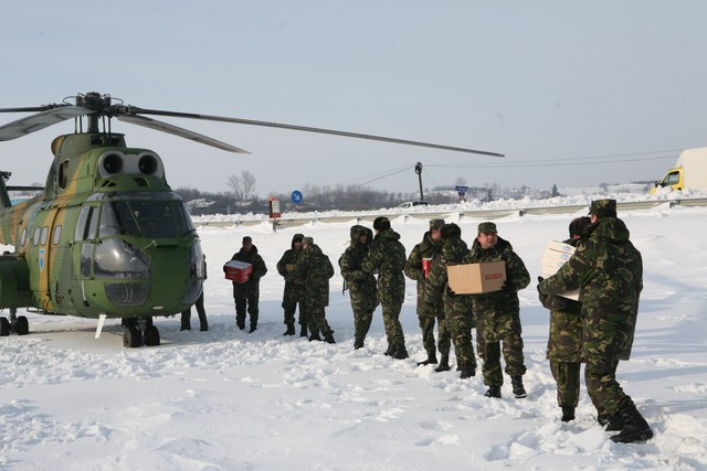 POD AERIAN. Tone de alimente pentru sinistraţi, transportate cu elicopterul