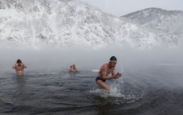 Polonia: GERUL îi sperie și pe amatorii de băi în lacuri înghețate