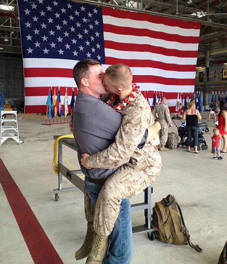 POZĂ VIRALĂ. Militarul american care sare în brațele iubitului său gay