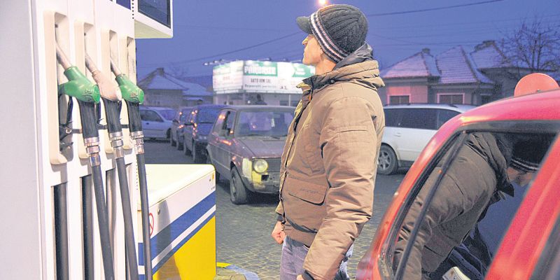 S-a scumpit benzina! Rompetrol a majorat preţul, la o zi după Petrom. Lukoil li se alătură! VEZI noile prețuri